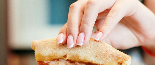 ¿Cómo hacer una manicura francesa escándalo?
