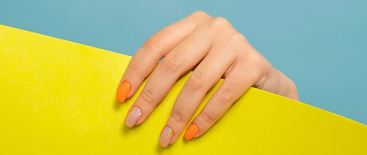 Manicura Bicolor: Tendencia Divertida y Dinámica para Este Verano