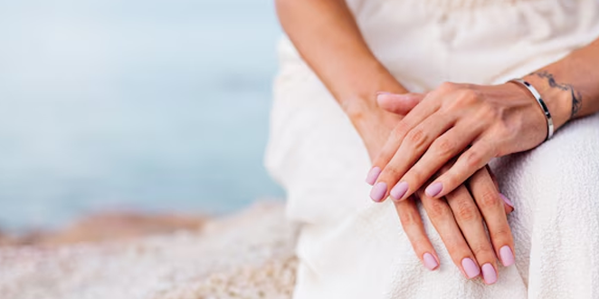 Manicura en Tendencia para Junio: Abraza los Tonos Tierra para un Look Sutil y Arraigado