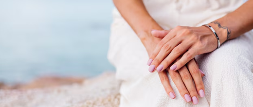 Cuidado de las Uñas en Climas Cálidos: Consejos para un Verano Radiante