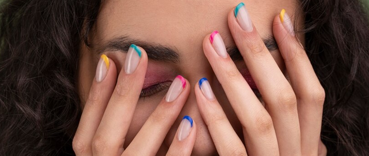 Manicura Francesa de Colores: La Tendencia que Revoluciona el Clásico