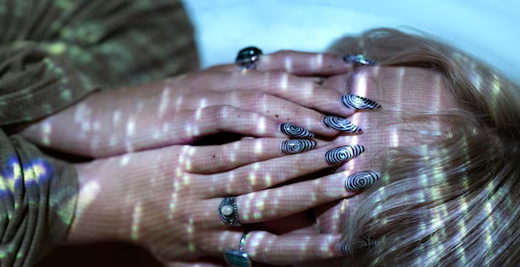 Nail Art Futurista: Diseños Innovadores para un Look Vanguardista
