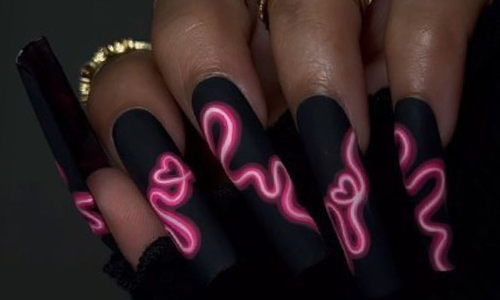 Nail Art Futurista: Diseños Innovadores para un Look Vanguardista