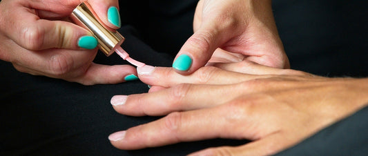 ¿Cuánto tiempo se debe esperar para aplicar top coat después de pintar las uñas?